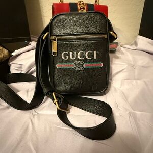 Gucci Vintage Logo Black Pebbled Leather Crossbody Bag